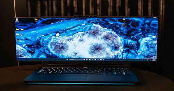 Laptop chơi game mới của Lenovo mở rộng màn hình siêu rộng chỉ bằng một nút bấm