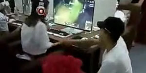 Làm phiền bạn gái khi đang chơi game, một chàng trai bị ăn đạp thẳng mặt!