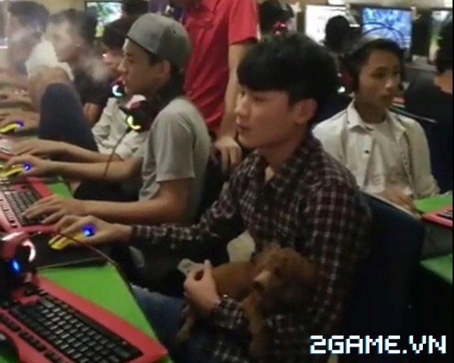 Thanh niên bế chó ra quán net chơi game khiến chủ quán ngạc nhiên