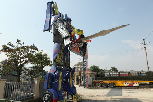 Khi người hùng Optimus Prime trong phim Transformers sang Hà Nội làm bảo vệ