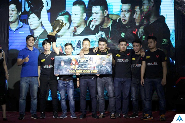 Hoàng Gia mang Cup vô địch giải Phục Kích quốc gia về lại Hà Nội