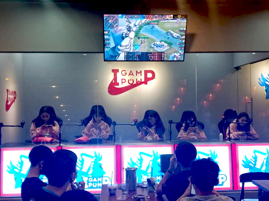 Cộng đồng game thủ xôn xao với giải đấu Thể thao điện tử dành riêng cho phái nữ tại làng game Việt