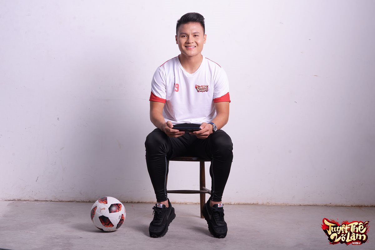 Cầu thủ Quang Hải quảng cáo cho game Tuyệt Thế Võ Lâm Funtap
