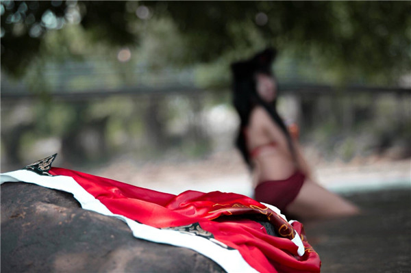 https://img-cdn.2game.vn/pictures/images/2015/10/22/cosplay_ahri_12.jpg