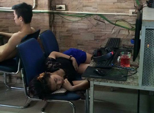 Chủ quán net thở dài khi chứng kiến cảnh thiếu nữ kê ghế nằm ngủ