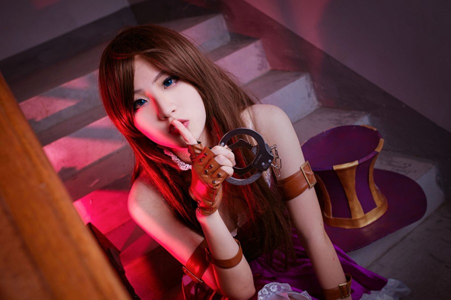 https://img-cdn.2game.vn/pictures/images/2015/9/15/cosplay_caitlyn_2.jpg