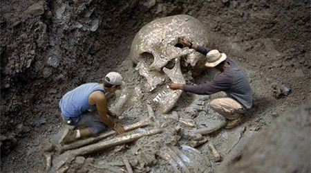 Ghi chép cổ tồn tại 900 năm về người khổng lồ ở Biển Chết
