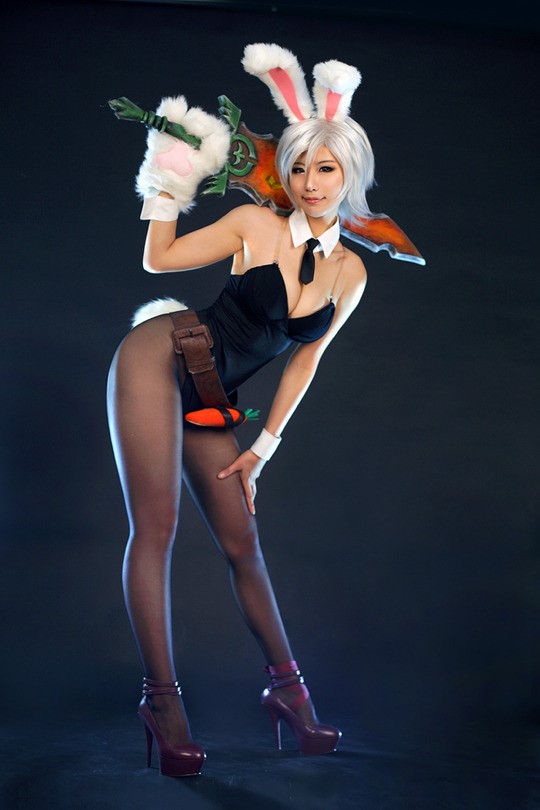 https://img-cdn.2game.vn/pictures/xemgame/2014/08/Cosplay-XG-Riven-3.jpg