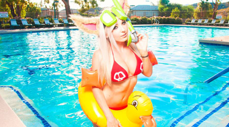 Cosplay Ziggs Tiệc Bể Bơi của Jessica Nigri