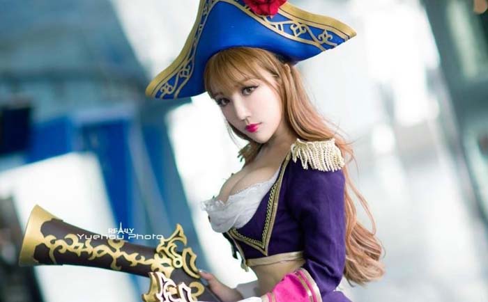 Đau tim khi Miss Fortune khoe ngực khủng trong bộ cosplay mới