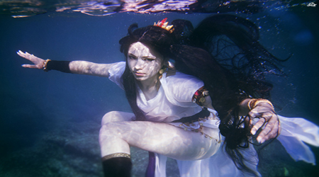 Ngỡ ngàng với màn cosplay dưới nước
