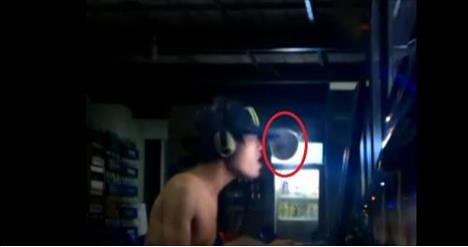 Thanh niên ăn gạt tàn trong quán nét khi đang biểu diễn