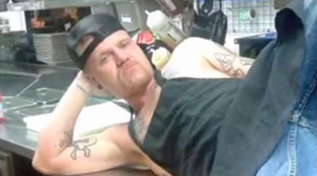 Bị đuổi việc vì đăng ảnh không mặc áo lên Facebook