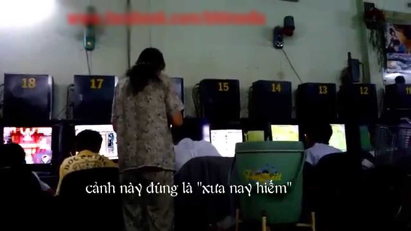 Mẹ lau mặt, đút cho con ăn trong lúc chơi game ở quán net