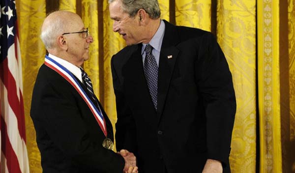 Tổng thống Geogre W. Bush tăng huân chương quốc gia cho Ralph Baer