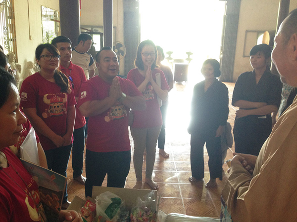 01-doan-ghe-tham-chua-la