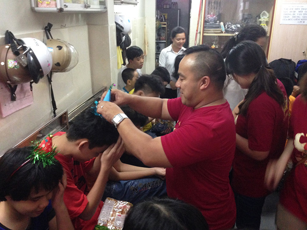 05-trao-qua-cac--em-nho