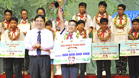 Nam sinh lớp 9 nhận 500 triệu tiền thưởng game Online
