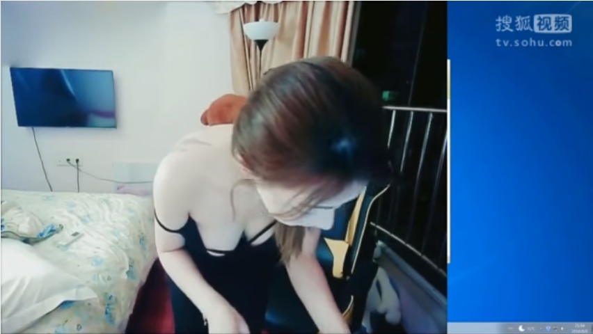 Quên tắt webcam sau khi stream, nữ game thủ lộ cảnh thay quần áo