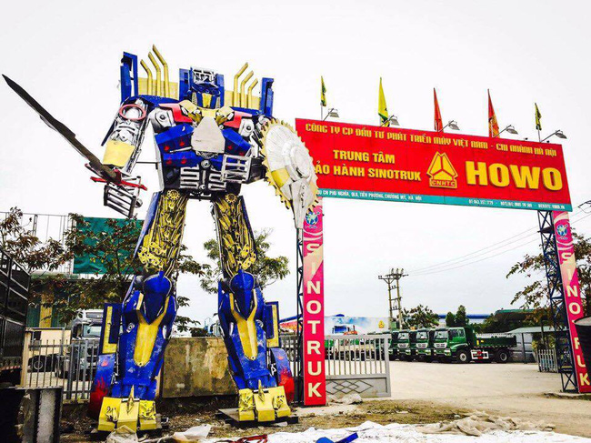 Optimus Prime “hết thời” về Việt Nam làm…bảo vệ