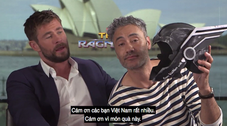 Dàn cast của Thor: Ragnarok hào hứng với món quà đến từ fan Việt