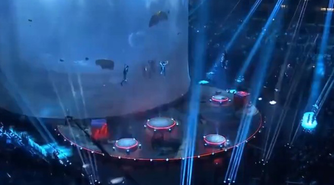 PUBG Chung kết thế giới 2018 khai mạc bằng màn “thả dù” chiến nhau ngay tại sân khấu