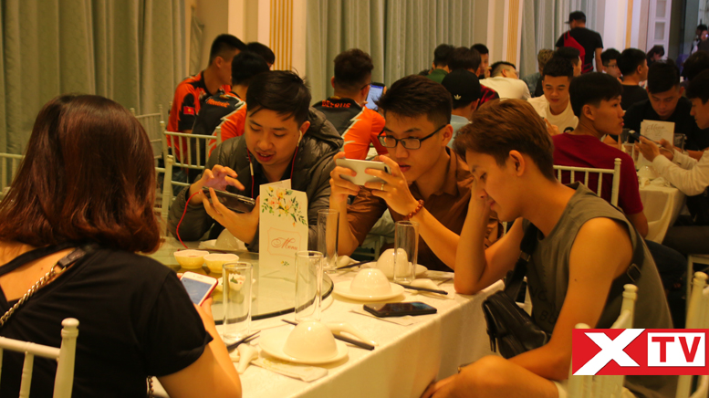 Góc hậu trường: Tuyển thủ PUBG Mobile Việt Nam đi dự tiệc cũng không quên nhiệm vụ luyện game